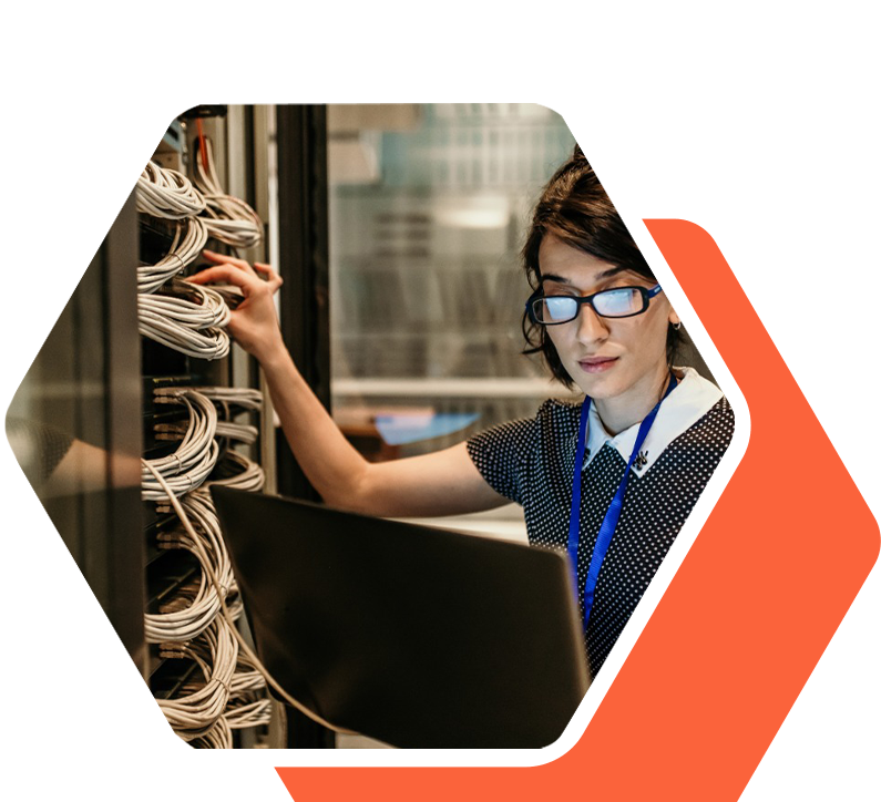 Especialista en infraestructura TI gestionando servidores en datacenter Miami