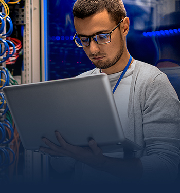 Administrador gestionando un servidor VPS Linux con acceso ROOT en datacenter de alto rendimiento